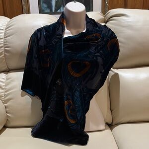 THE METROPOLITAN MUSEUM Elegant Black and Blue Scarf